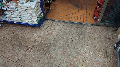 お店の床（入口）