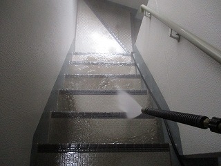 階段の床洗浄中